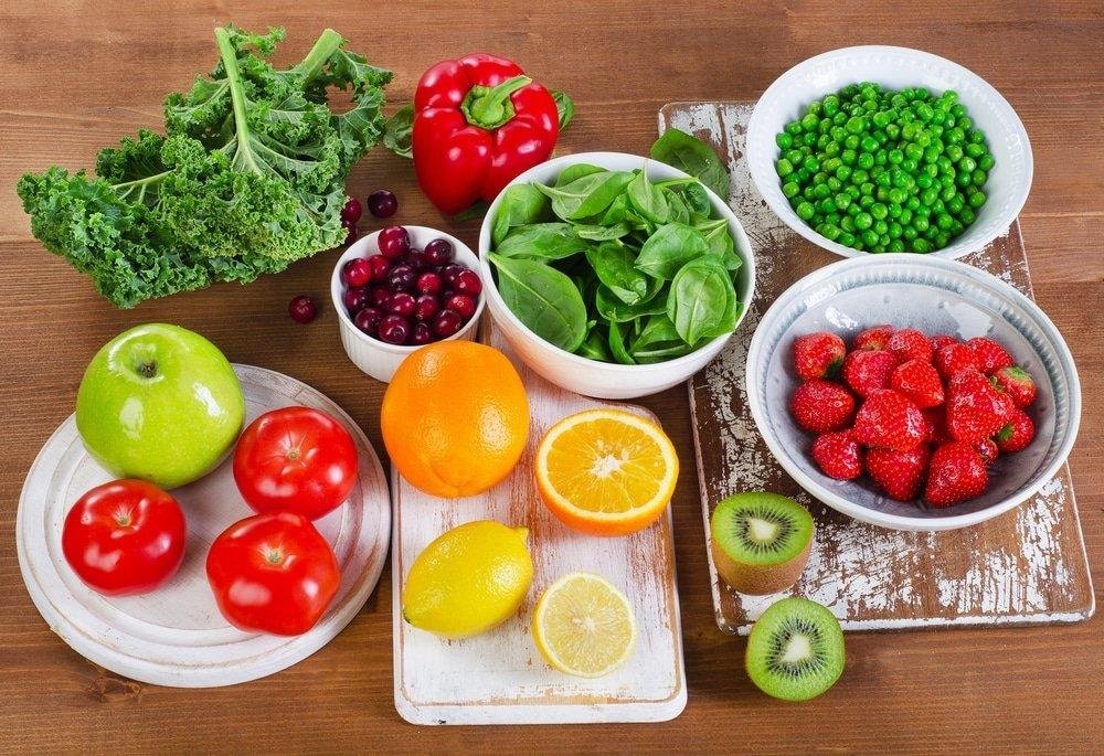 Lebensmittel mit hohem Quercetin-Gehalt wie Äpfel, rote Zwiebeln und Beeren Titel (Title):