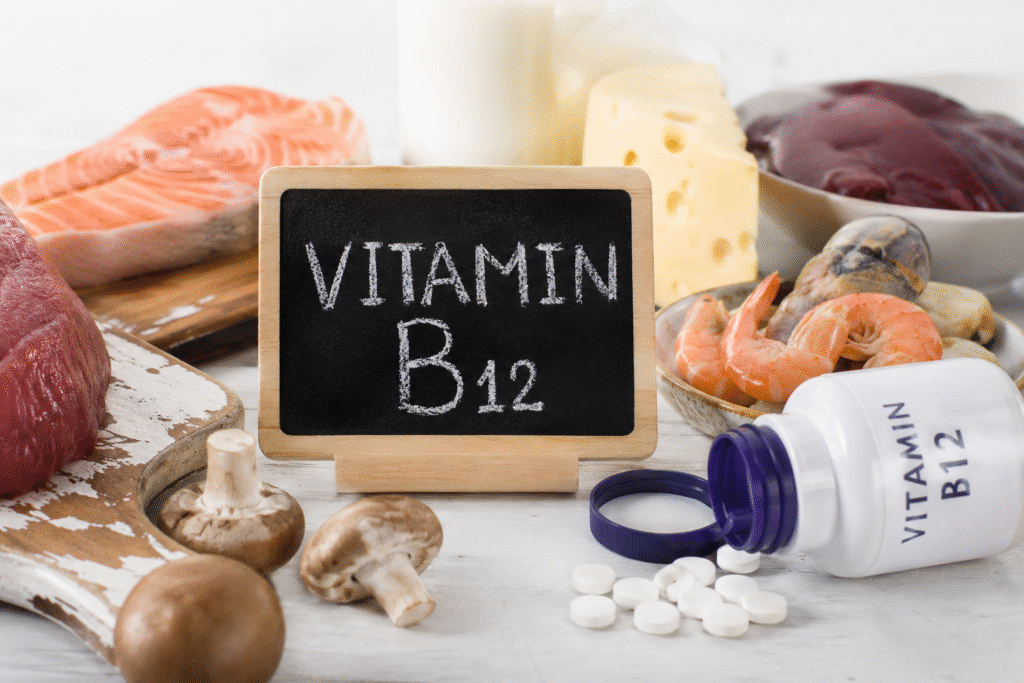 Vitamin B12 Nahrungsergänzung mit B12-reichen Lebensmitteln wie Fisch, Fleisch, Meeresfrüchten und Milchprodukten.